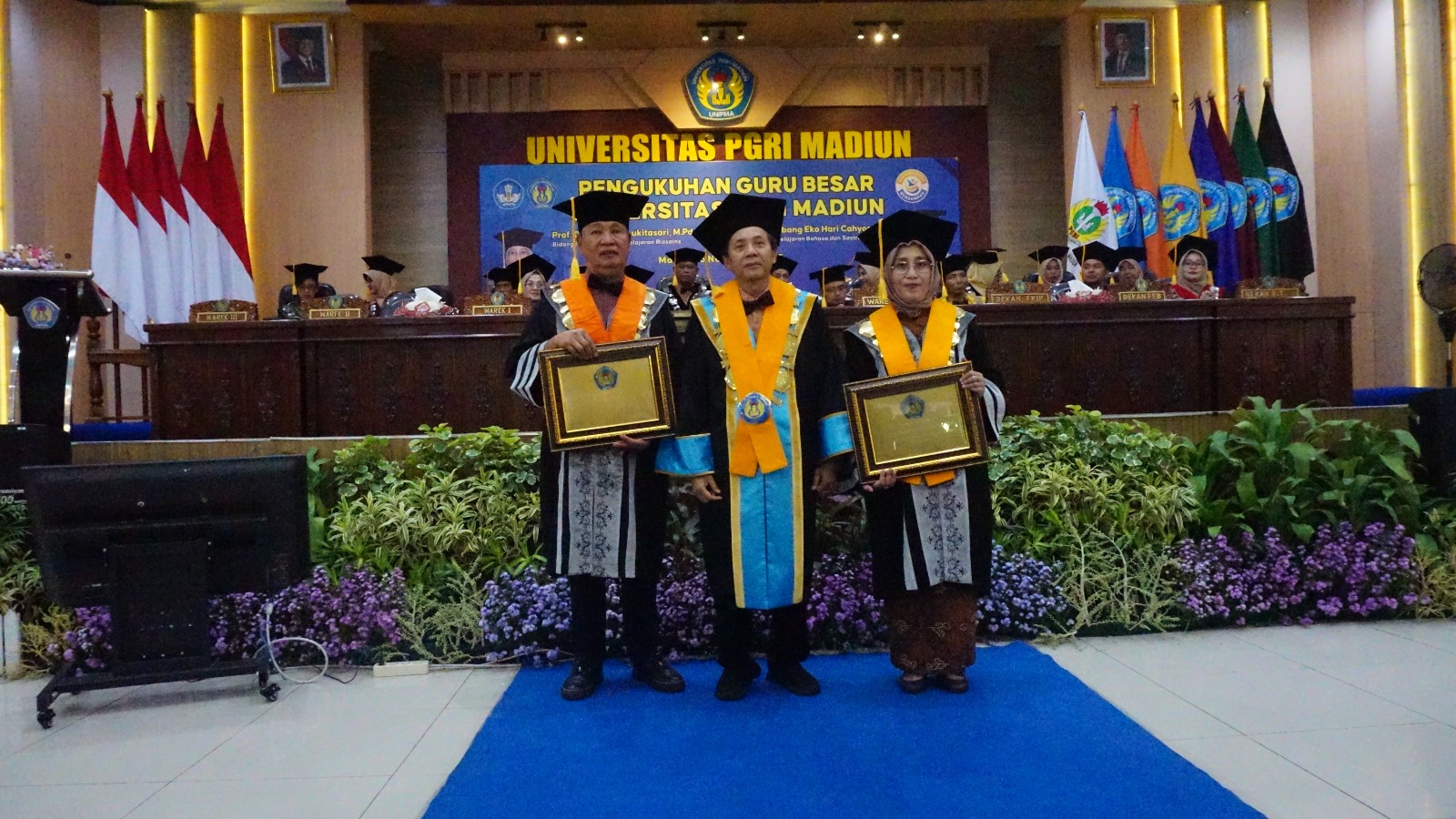 Ketua Senat Unipma Prof. Dr. H. Parji, M.Pd. bersama dua guru besar baru Prof. Bambang Eko Hari Cahyono dan Prof. Marheny Lukitasari usai pengukuhan di Graha Cendekia, Kamis (6/11).