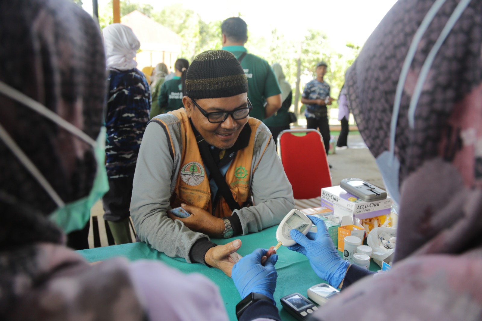 Petugas puskesmas memeriksa tekanan darah warga dalam program Cek Kesehatan Gratis (CKG). Hipertensi dan diabetes masih mendominasi hasil pemeriksaan. DOK RADAR MADIUN