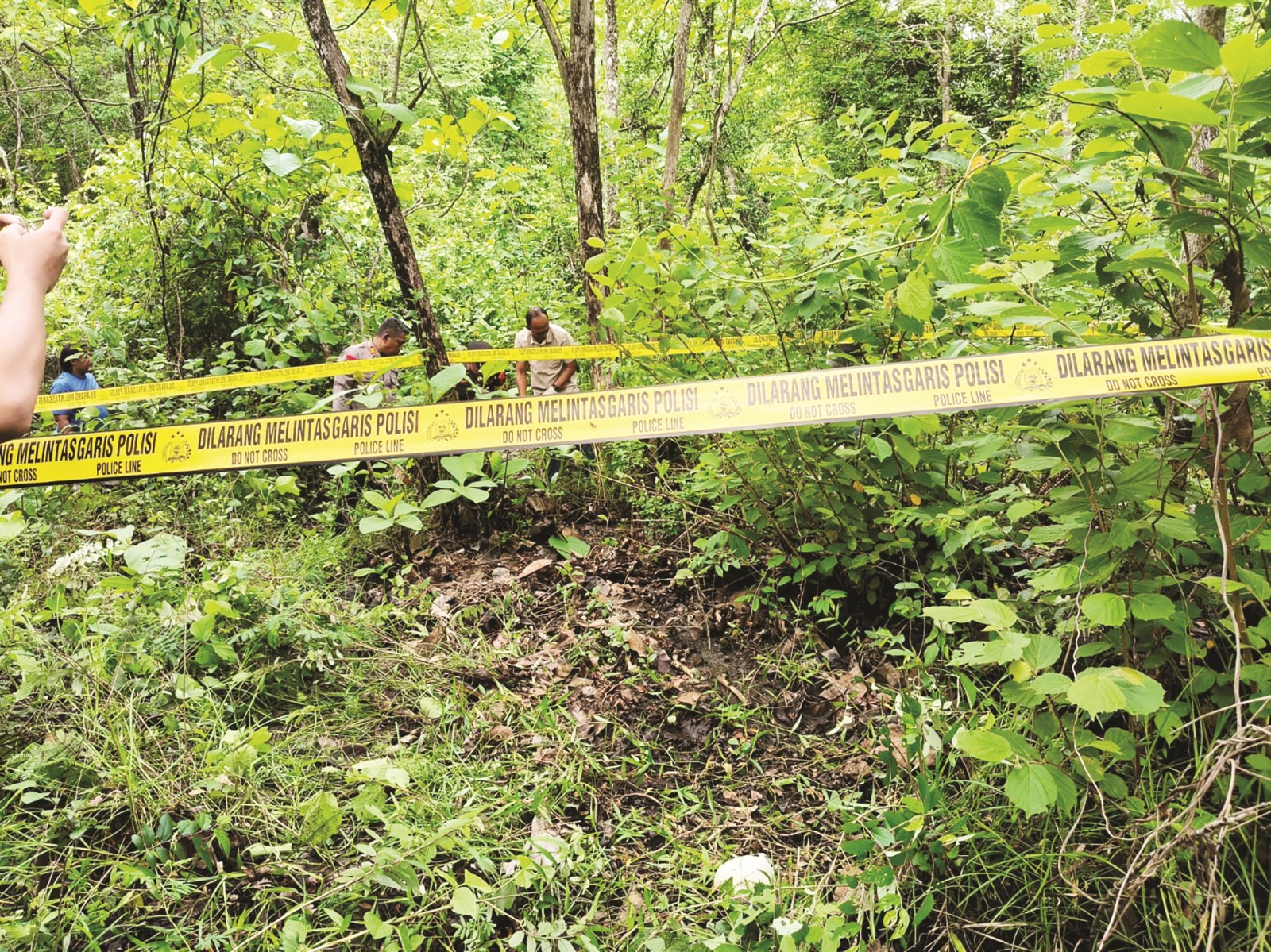 Polisi mengevakuasi kerangka manusia yang ditemukan pencari kroto di kawasan hutan Desa Mojorayung, Kecamatan Wungu, Kamis (6/11). DIAN RAHAYU/RADAR MADIUN