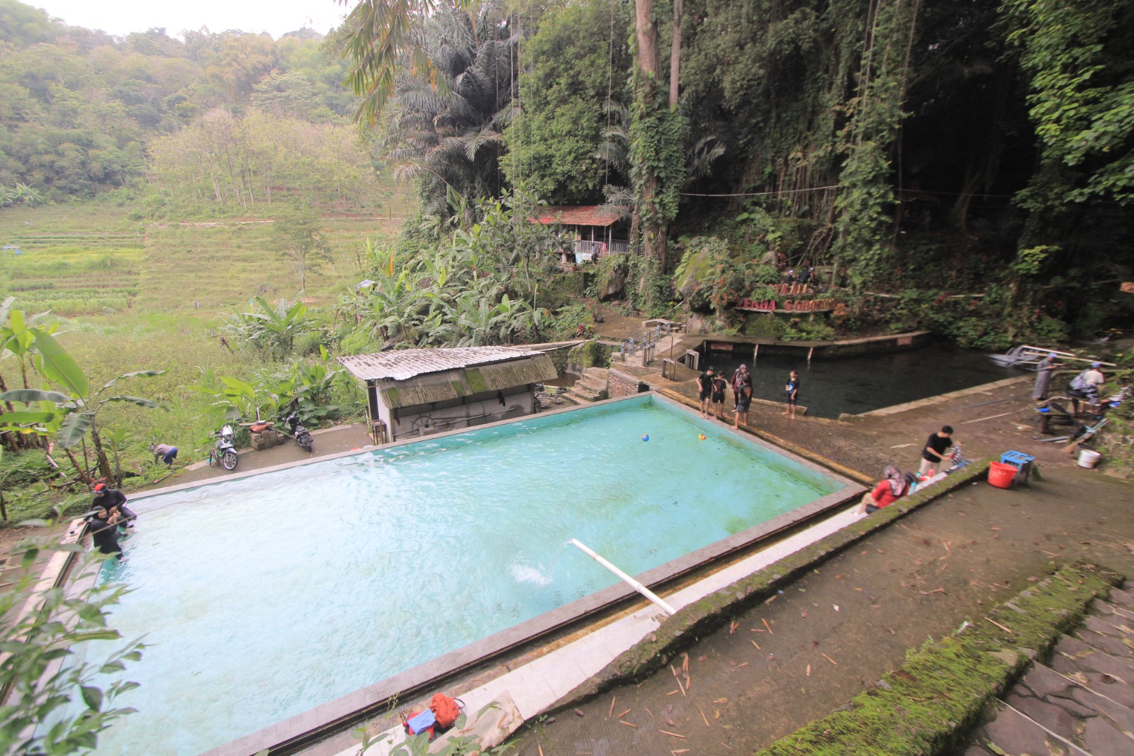 Pemdes Sumbersawit bersama warga menyiapkan pengembangan kawasan Sumber Growong sebagai destinasi wisata alam dan spiritual di Kecamatan Sidorejo. AJI PUTRA/RADAR MAGETAN