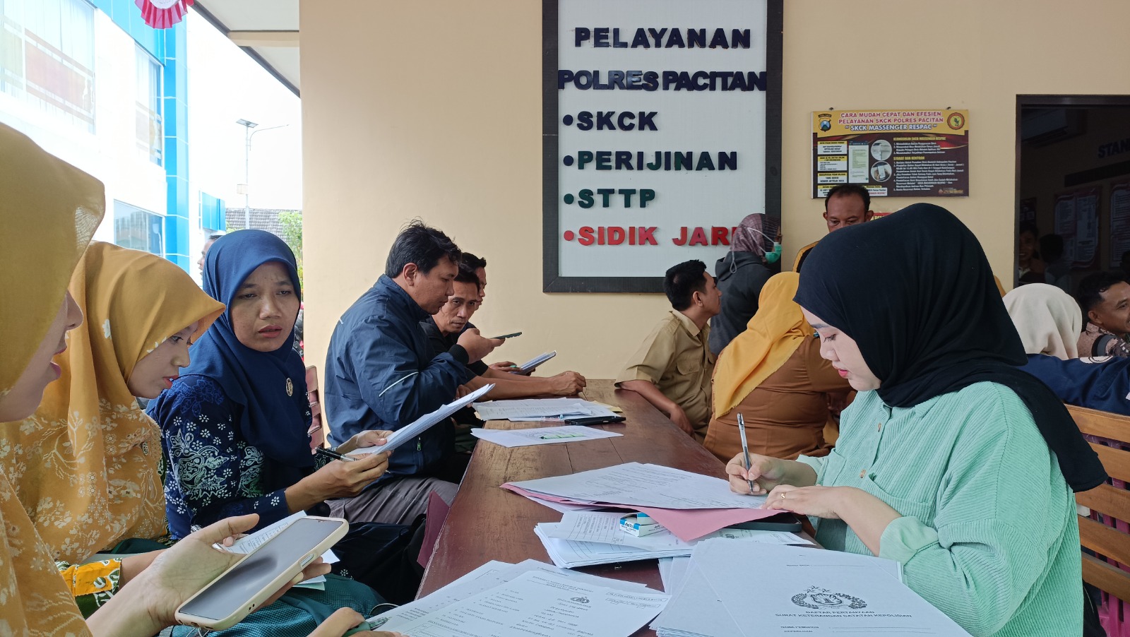 Sejumlah tenaga honorer mengurus SKCK di Polres Pacitan. Penyerahan SK PPPK paruh waktu dijadwalkan bulan ini setelah proses penandatanganan rampung. DOK RADAR PACITAN