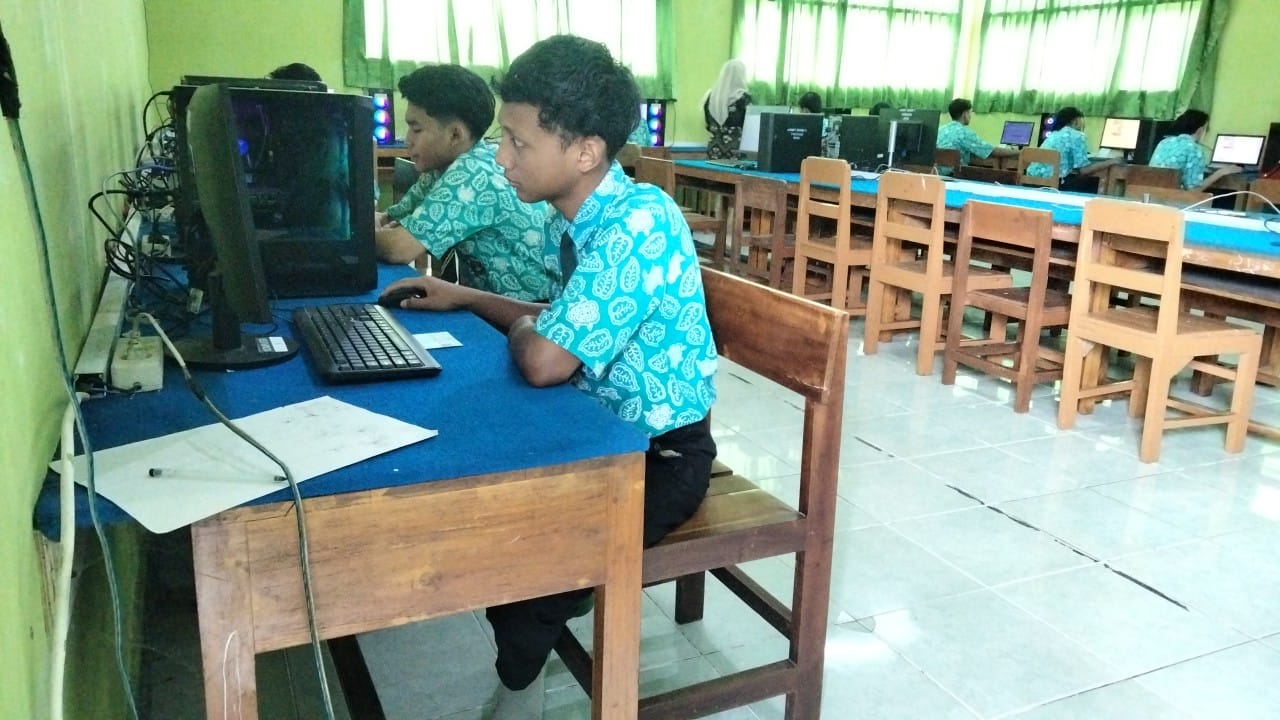 Sejumlah siswa di Pacitan mengikuti tes kemampuan akademik (TKA) gelombang pertama dengan sistem online, berjalan lancar tanpa kendala. NUR CAHYONO/RADAR PACITAN