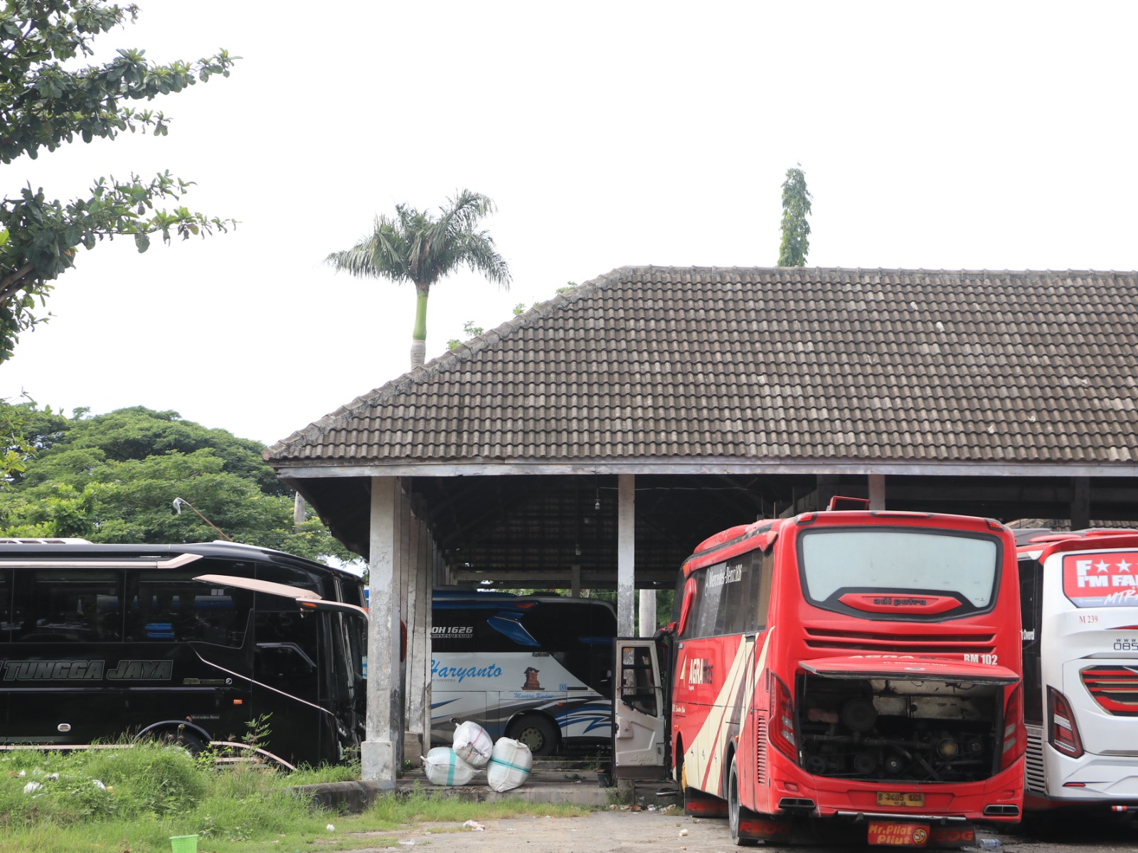 Petugas gabungan merazia kawasan eks Terminal Seloaji, Ponorogo. Lokasi yang semula untuk parkir dan cuci bus disalahgunakan menjadi bisnis lendir. SUGENG DWI N/RADAR PONOROGO