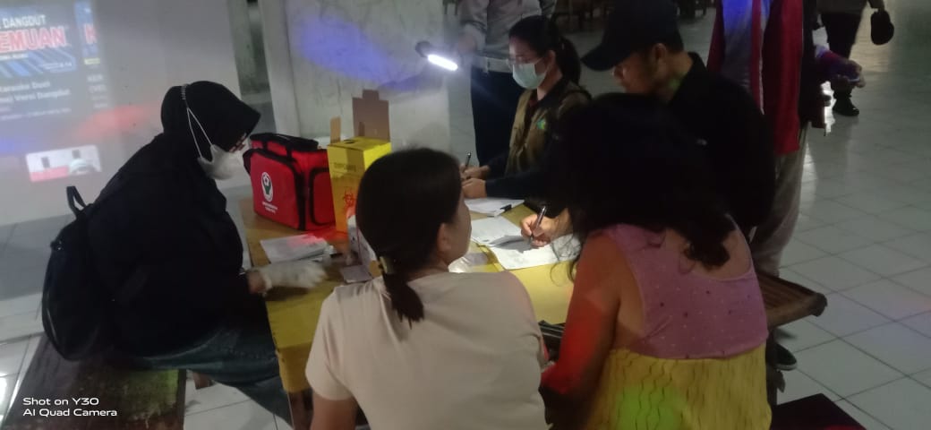 Petugas gabungan saat melakukan razia di eks Terminal Seloaji, Ponorogo. Sejumlah warung kopi didapati menjadi kedok praktik prostitusi ilegal. DOK RADAR PONOROGO