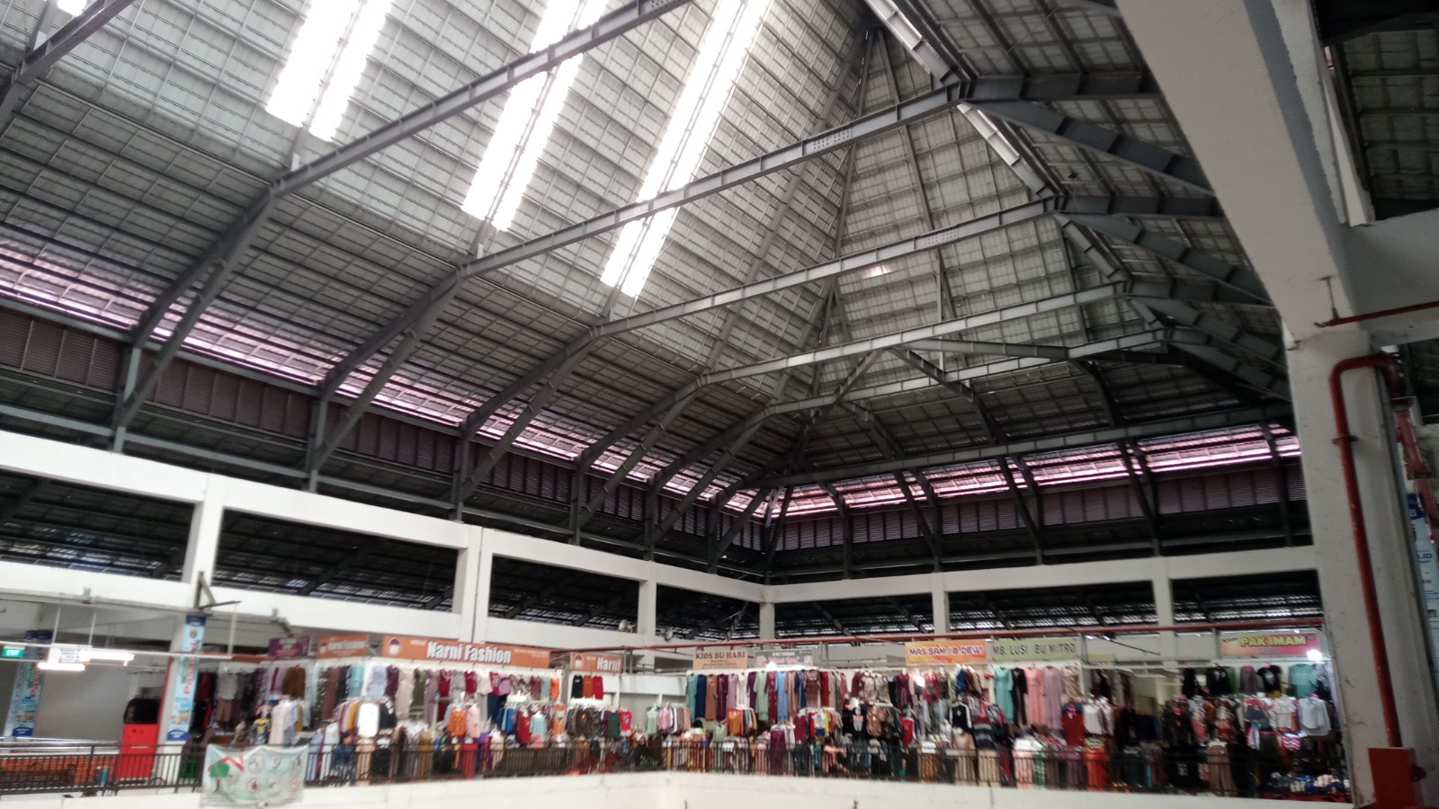 Kondisi atap Pasar Besar Ngawi bocor di beberapa titik. Pedagang terpaksa menutup lapak agar dagangan tak rusak saat hujan deras. ASEP SYAEFUL/RADAR NGAWI