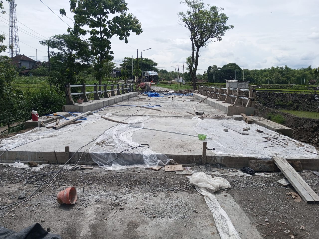 Progres proyek penggantian Jembatan Kedung Lumbu, Ngawi, menunjukkan hasil positif. DPUPR optimistis penyelesaian lebih cepat dari jadwal. ASEP SYAEFUL/RADAR NGAWI