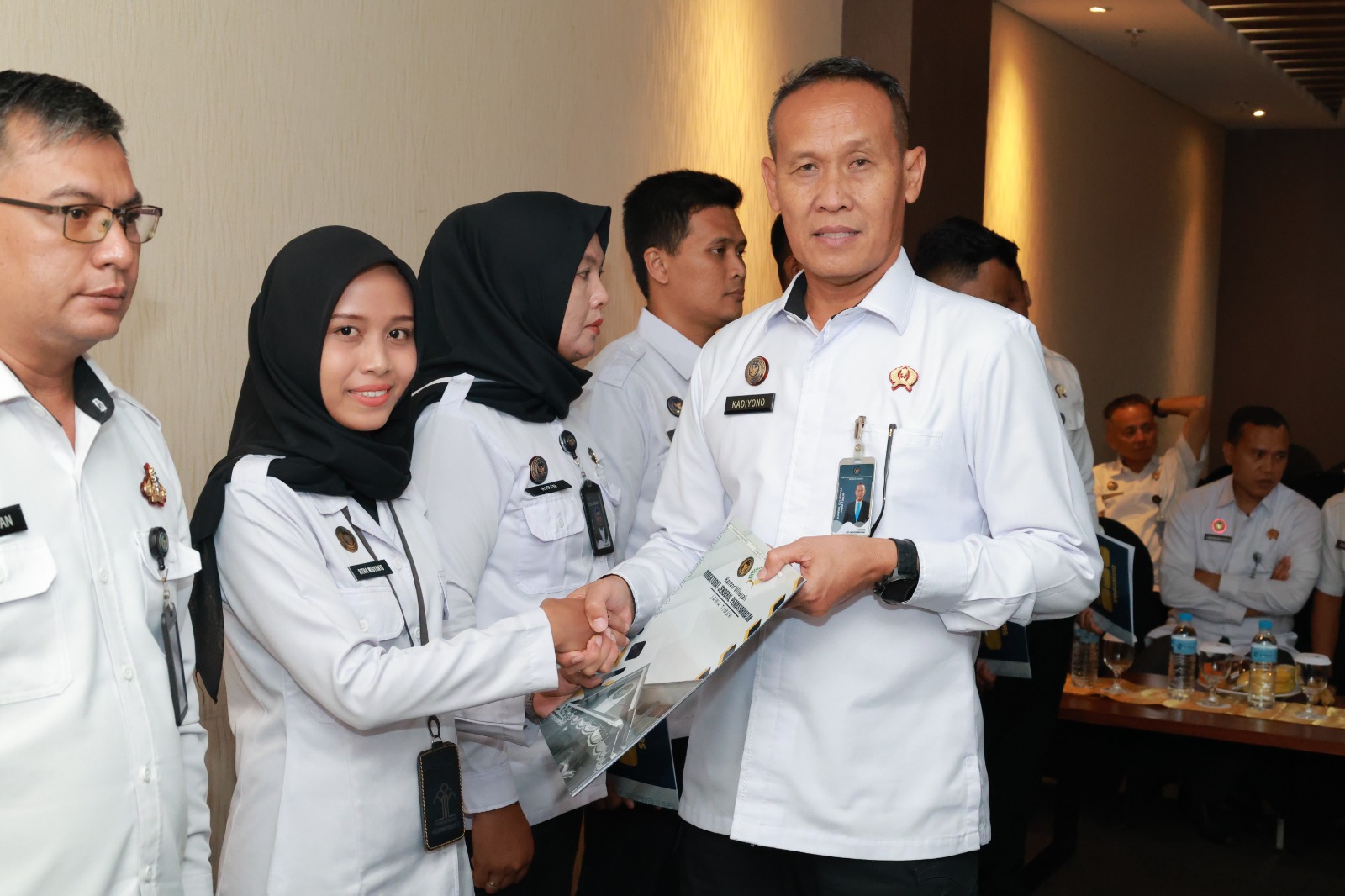 Dua pegawai Lapas I Madiun menerima penghargaan Wira Wibawa Dharmesti Pratama dari Kakanwil Ditjenpas Jatim atas dedikasi dan integritas kerja.