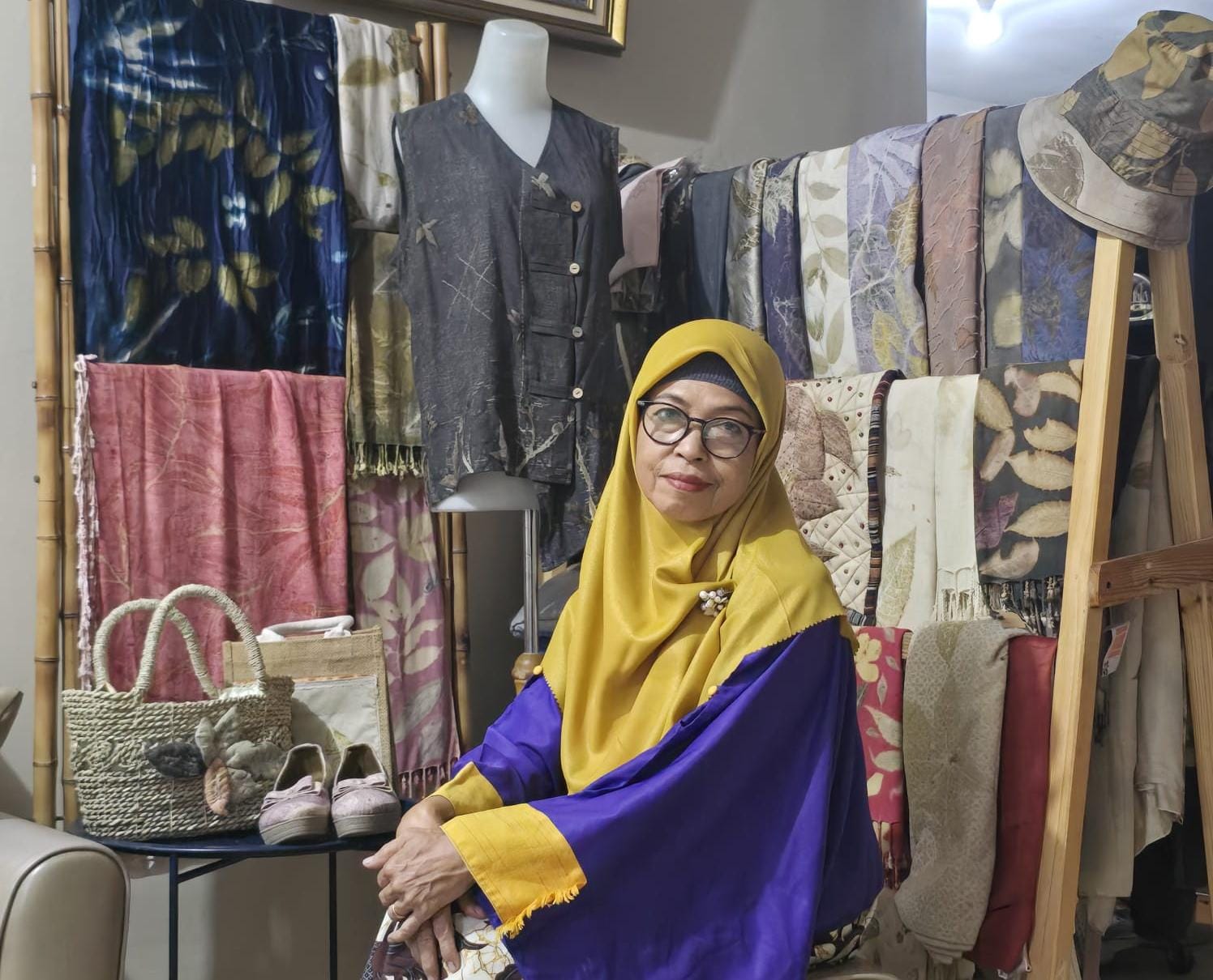 Aminah Tri Astuti menunjukkan hasil karya ecoprint miliknya di workshop Qaniacraft Ecoprint, Bekasi. UMKM ini sukses berkembang berkat pendampingan BRI.