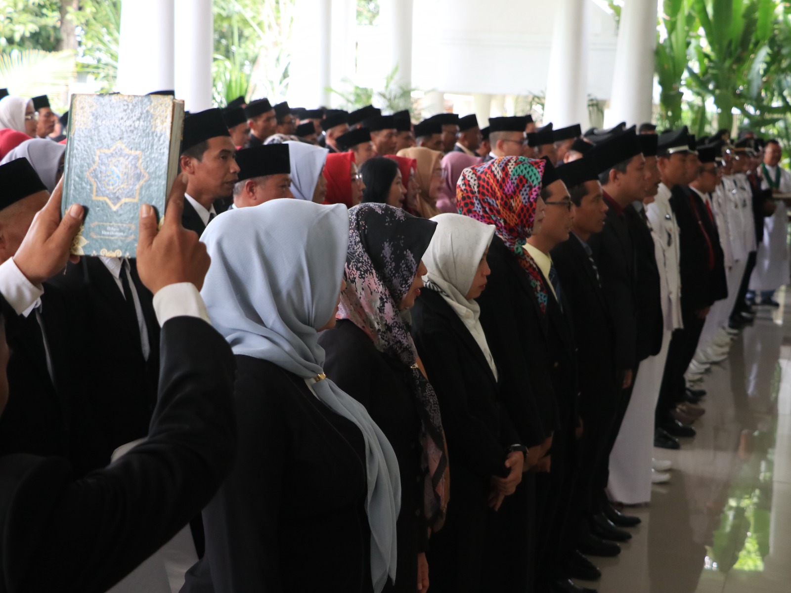 Bupati Ponorogo Sugiri Sancoko usai melantik ratusan ASN dalam mutasi besar di rumah dinas Pringgitan. Sebanyak 138 jabatan digeser untuk penyegaran birokrasi. SUGENG DWI N/RADAR PONOROGO