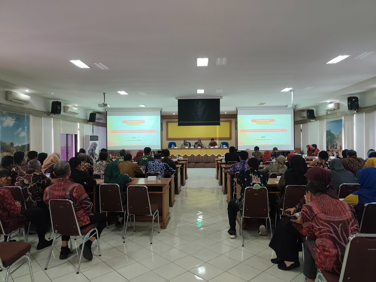 Bupati Sugiri Sancoko bersama pimpinan DPRD Ponorogo saat rapat tertutup di Aula Bapperida membahas hasil evaluasi dan rekomendasi KPK terkait pengelolaan anggaran daerah. SUGENG DWI N/RADAR PONOROGO
