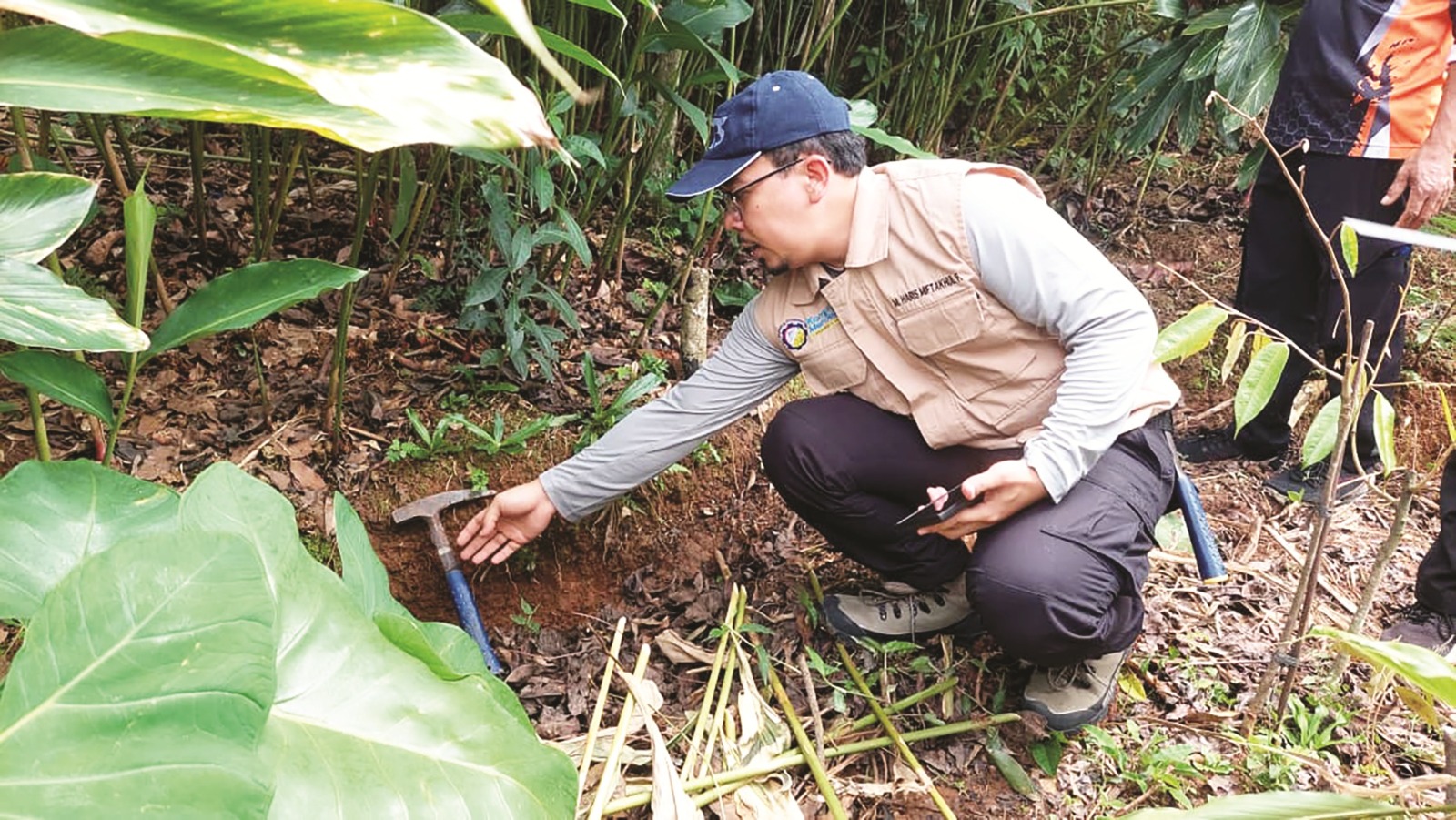 Tim ahli ITS bersama BPBD dan Dinas ESDM Jatim memetakan lokasi tanah retak di Desa Mendak, Dagangan. DIAN RAHAYU/RADAR MADIUN