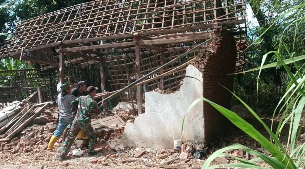 KERJA BAKTI: Personel TNI dan warga membangun kembali rumah Saminah. Tempat tinggal nenek asal Kembangan, Sukomoro, itu dibangun melalui program TMMD ke-126.