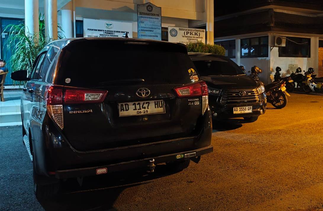 Mobil luar kota terparkir di rumah dinas Bupati Ponorogo Sancoko saat kabar OTT KPK beredar luas.