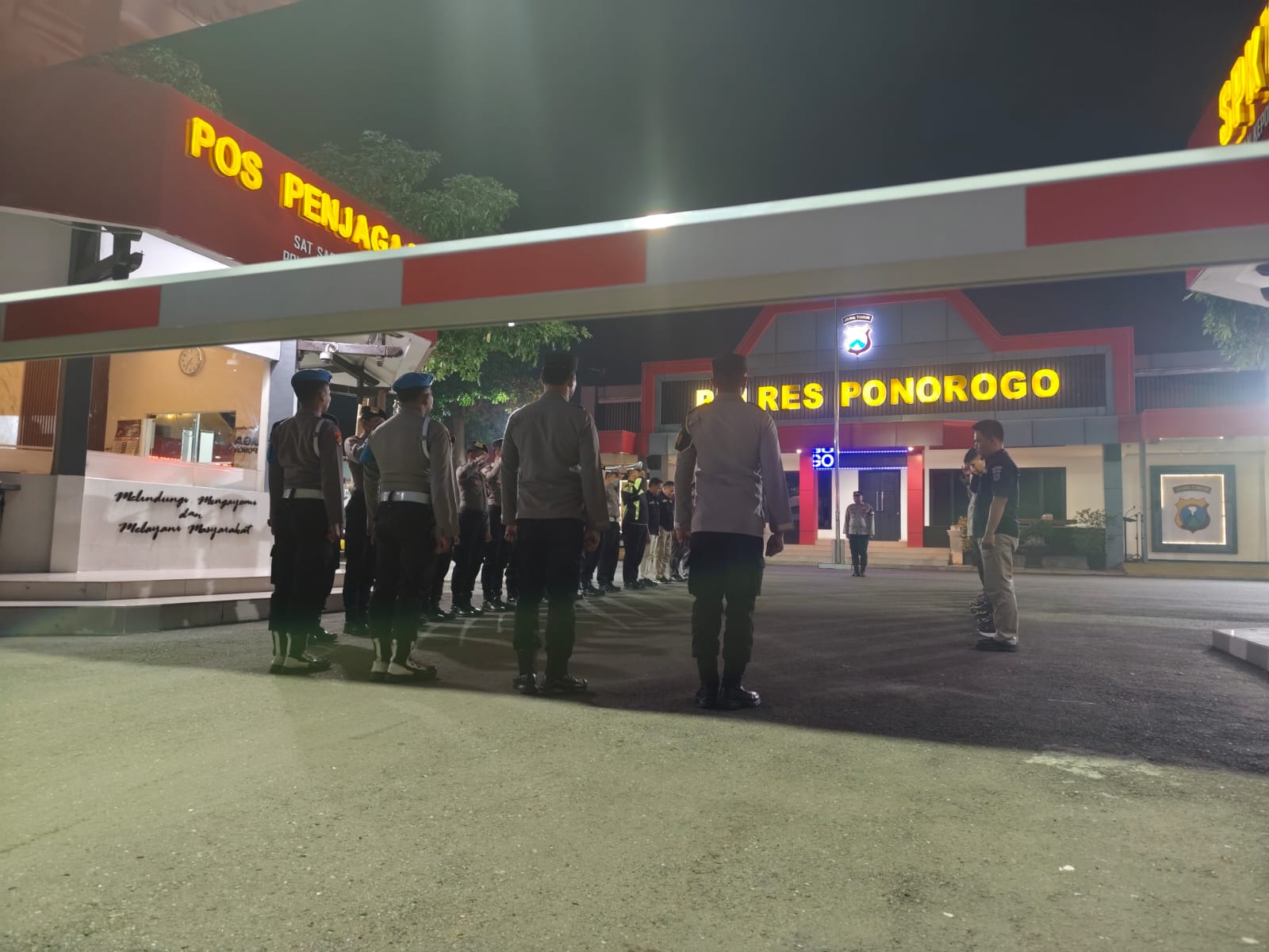 Penjagaan ketat di Polres Ponorogo Jumat malam (7/11/2025), Bupati Ponorogo Sugiri Sancoko terjaring OTT KPK dugaan kasus promosi jabatan.