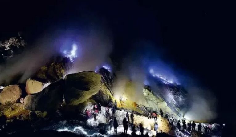 Api biru di wisata Kawah Ijen Banyuwangi.