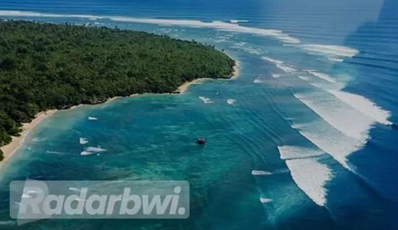 Keindahan Pantai Plengkung Banyuwangi.