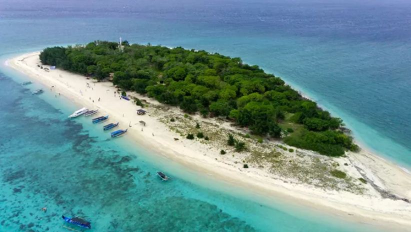 Pulau Tabuhan Banyuwangi yang terkenal dengan keindahan alamnya.