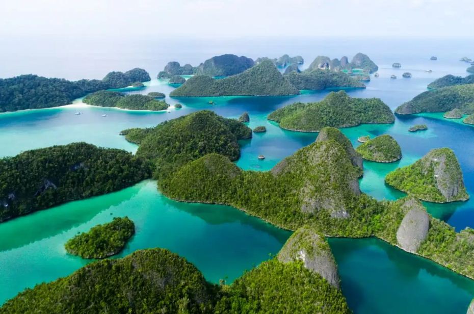 Pemandangan pulau-pulau di kawasan wisata Raja Ampat.