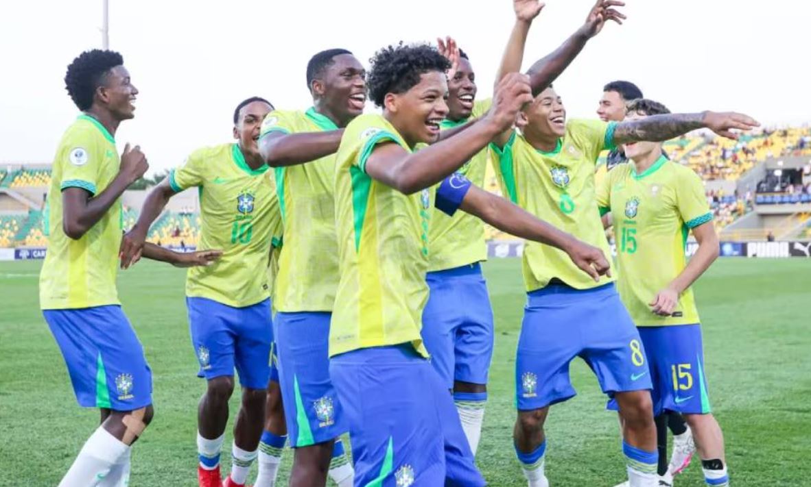 Para pemain Brasil U17 melakukan selebrasi.