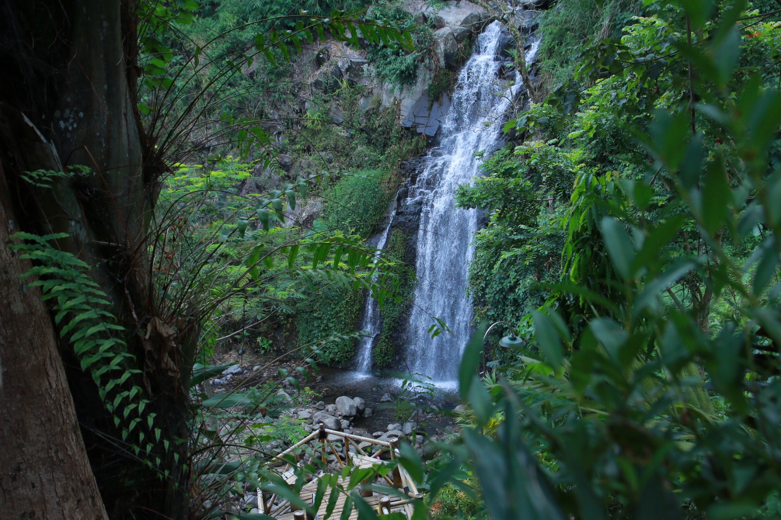 Air Terjun Pengantin, Ngawi, di lereng Gunung Lawu tampak tenang. Disparpora Ngawi ingatkan pengelola wisata agar waspada potensi longsor dan banjir bandang di musim hujan. ASEP SYAEFUL/RADAR NGAWI