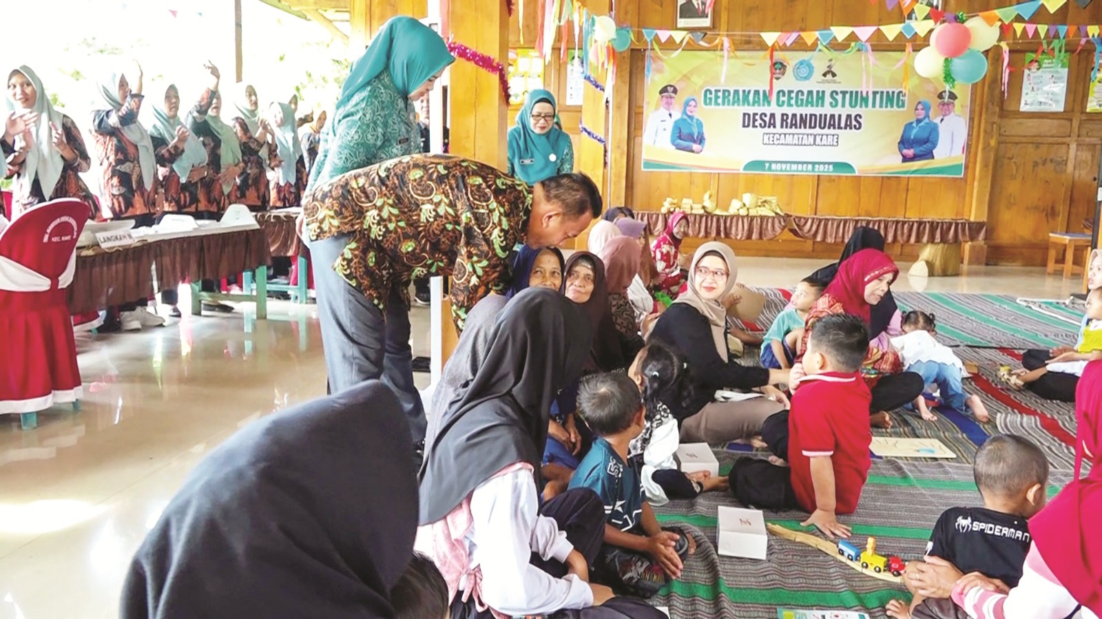 Wakil Bupati Madiun dr. Purnomo Hadi memantau kegiatan bulan timbang serentak di Desa Randualas, Kecamatan Kare. DIAN RAHAYU/RADAR MADIUN