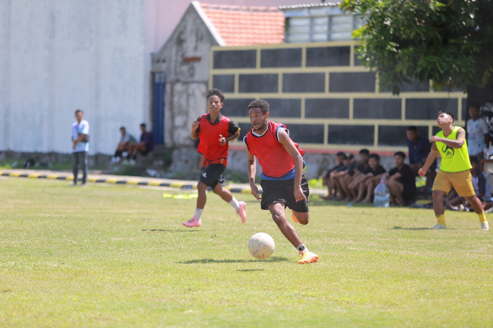 Tim Madiun Putra FC saat menjalani seleksi pemain di Lapangan Reksogati, Sogaten. Manajemen kini fokus mencari striker dan bek tengah sebelum TC dimulai. BAGAS BIMANTARA/RADAR MADIUN