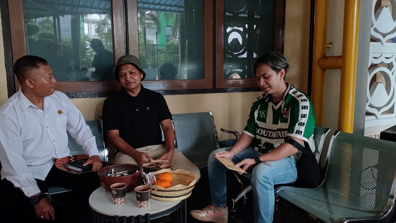 Pihak vendor dokumentasi dari Karanganyar memberikan keterangan dan menyerahkan bukti video-foto kepada penyidik Satreskrim Polres Pacitan, Jumat (7/11). NUR CAHYONO/RADAR PACITAN