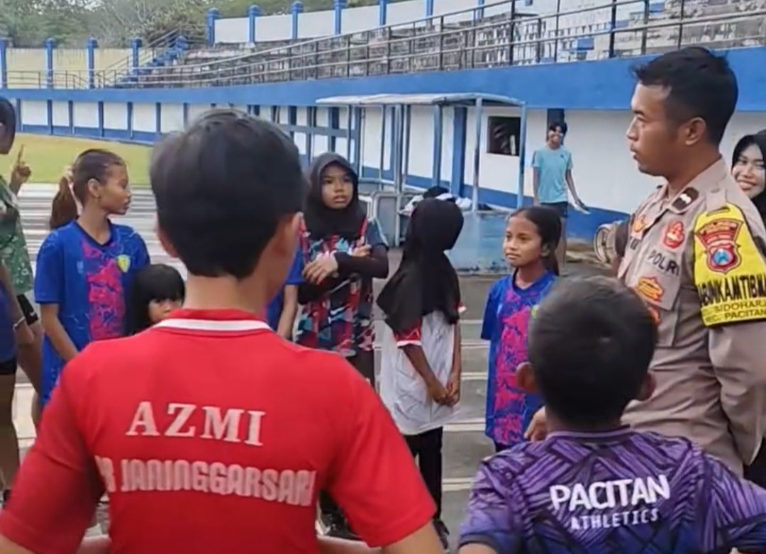 Aipda Gatot Dwi Ananta, anggota Bhabinkamtibmas Polsek Pacitan Kota, rutin melatih anak-anak muda di Stadion Wijaya Krida setiap sore usai berdinas.