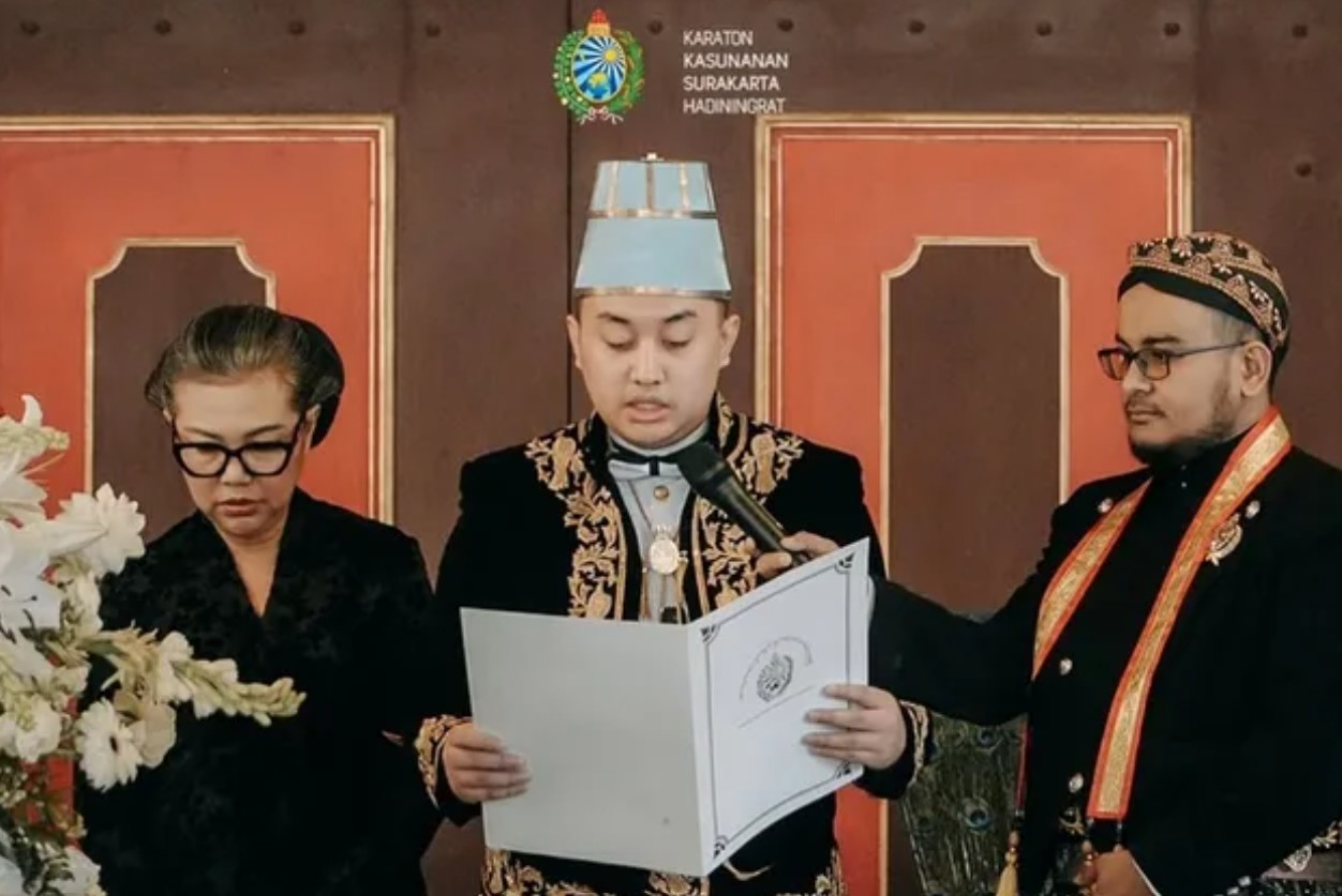 Penobatan KHPAA Hamangkunegoro sebagai Raja Keraton Surakarta bergelar Paku Buwono XIV.
