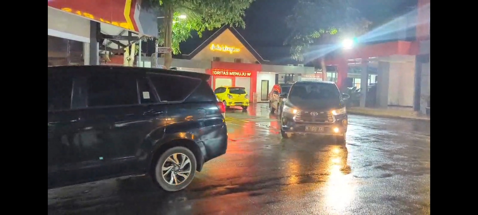 Lima mobil diduga milik KPK keluar dari Mapolres Ponorogo, Sabtu 8 November 2025 dini hari. Sejumlah mobil tersebut sejak sore keluar masuk rumah dinas bupati.