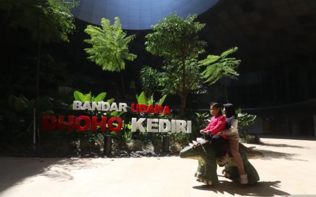 Bandara Dhoho Kediri kembali dibuka 10 November 2025. Super Air Jet layani rute Kediri&ndash;Jakarta tiga kali seminggu dengan tarif mulai Rp700 ribu.