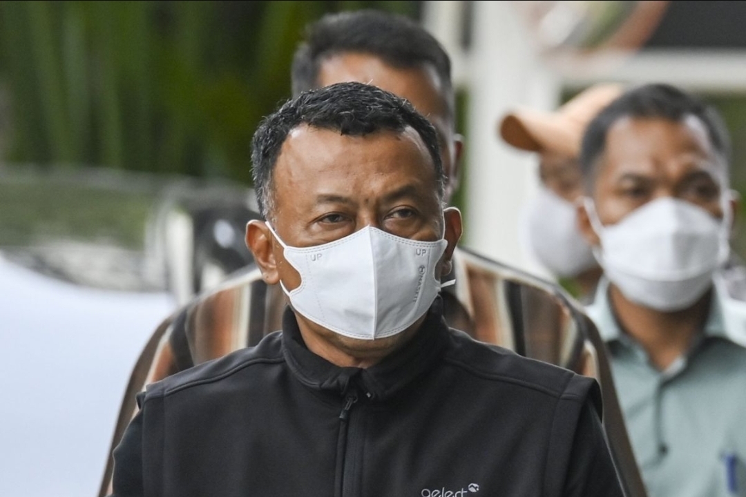 Bupati Sugiri Sancoko bersama Sekda Agus Pramono, dan sejumlah pejabat lain serta adik kandung tiba di Gedung Merah Putih KPK Sabtu pagi (8/11/2025).