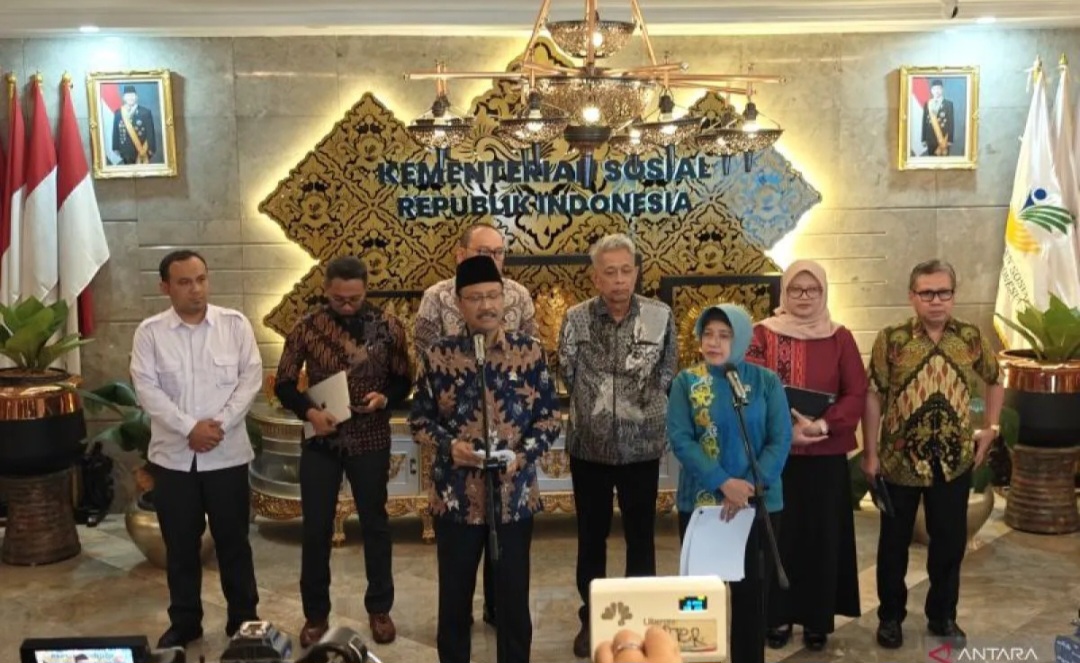 Menteri Sosial Saifullah Yusuf dan Kepala Badan Pusat Statistik (BPS) Amalia Adininggar Widyasanti memberikan keterangan kepada awak media.