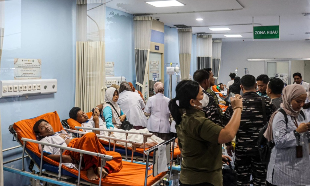 Sejumlah siswa SMA 72 yang terluka dirawat di IGD Rumah Sakit Islam Jakarta, Jumat (07/11/2025).
