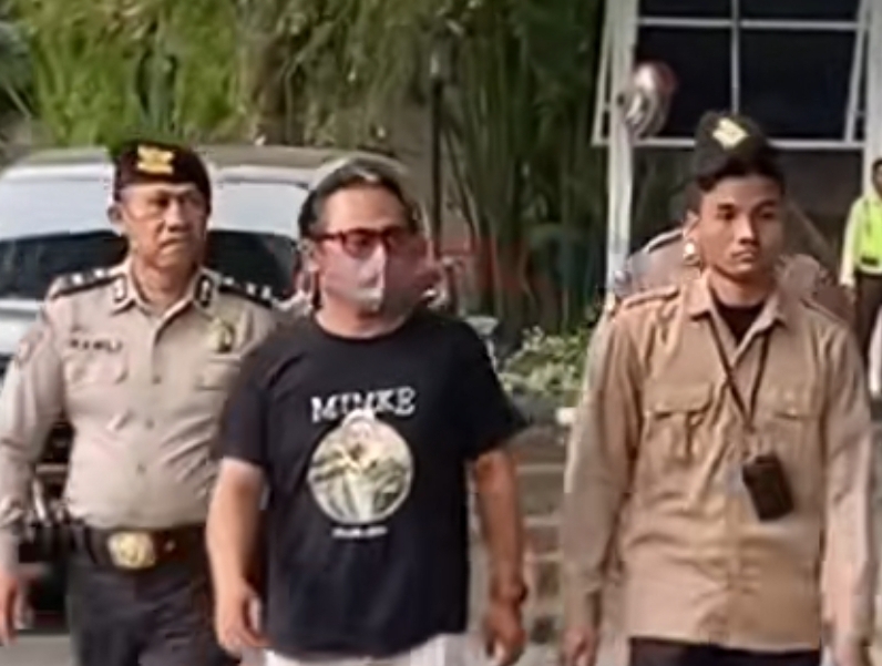 Kokoh Prio Utomo, tangan kanan Bupati Sugiri Sancoko tiba di Gedung Merah Putih KPK Sabtu siang (8/11/2025).