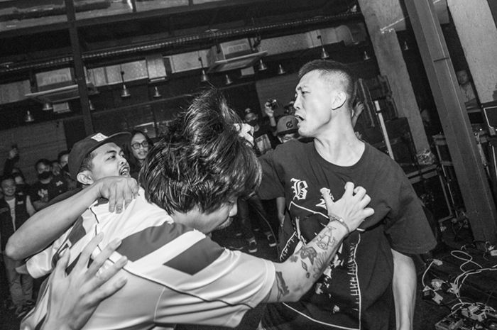 ZIP, supergroup hardcore asal Jakarta, buktikan bahwa semangat punk sejati belum padam: mentah, cepat, dan tanpa kompromi.
