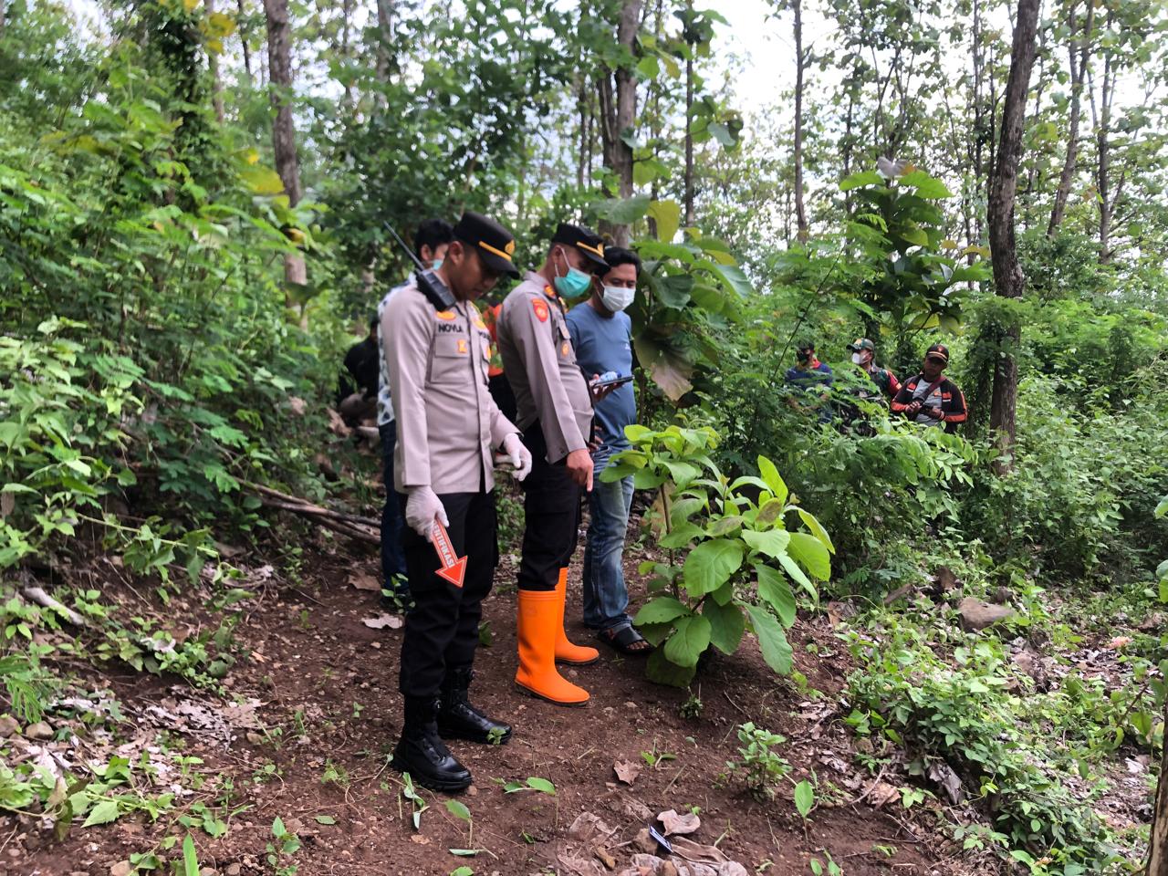 Polisi memeriksa TKP penemuan kerangka manusia di hutan Desa Temon, Kecamatan Sawoo, Ponorogo.