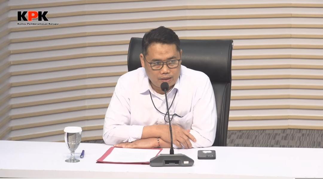 Deputi Penindakan dan Eksekusi KPK Asep Guntur Rahayu dalam konferensi pers OTT Bupati Ponorogo Sugiri Sancoko.