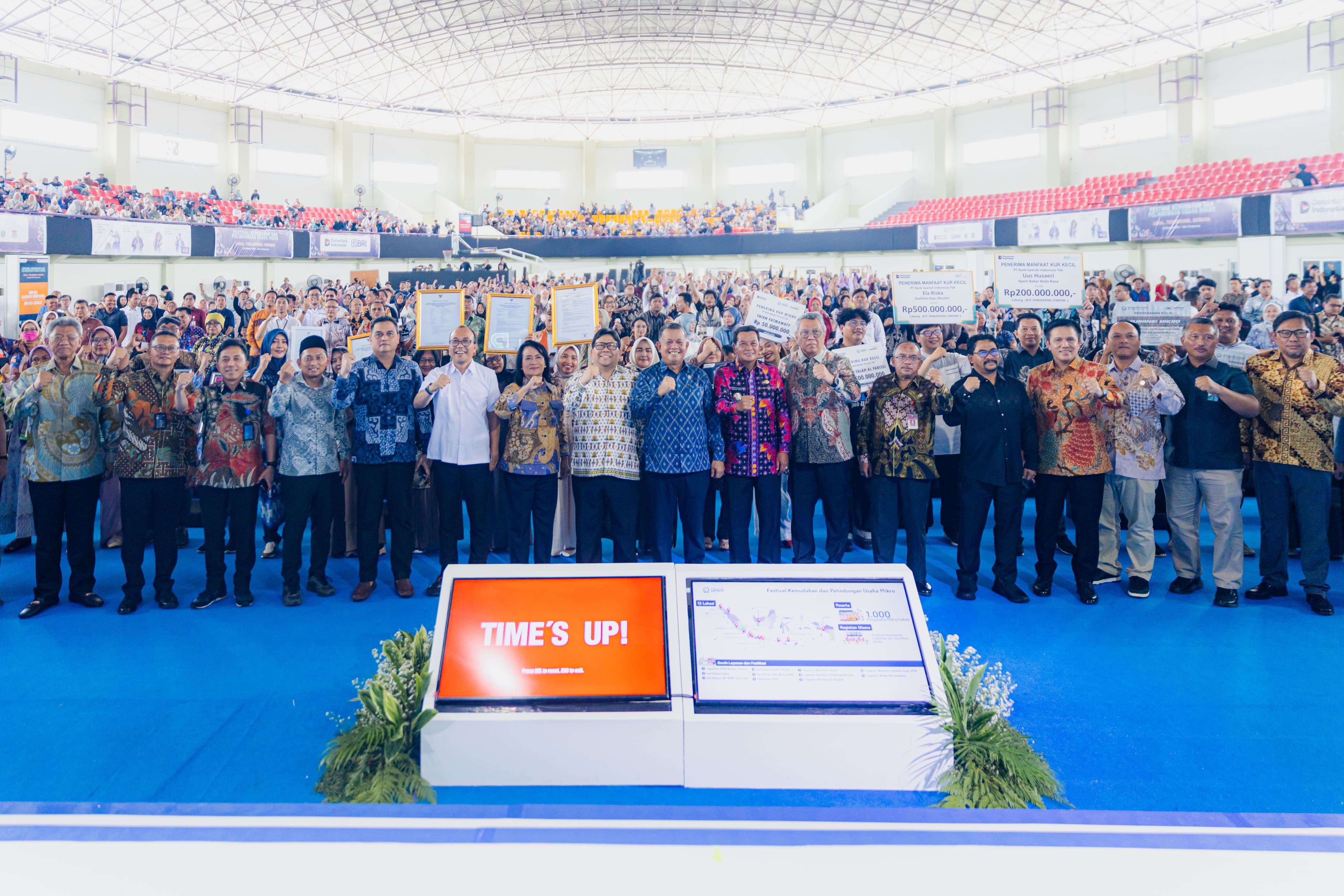 Wakil Menteri UMKM Helvi Yuni Moraza dan Direktur Mikro BRI Akhmad Purwakajaya berbincang dengan pengusaha binaan BRI dalam Festival Kemudahan dan Pelindungan Usaha Mikro di Sport Center Kelapa Dua.