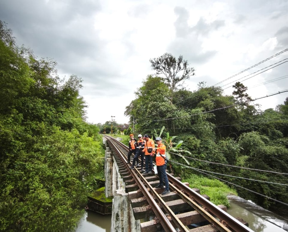 Petugas KAI Daop 7 Madiun menyusuri jalur rel Talun&ndash;Garum saat melakukan pemeriksaan lintas (walkthrough) guna memastikan kondisi prasarana aman dan siap dilintasi kereta api.