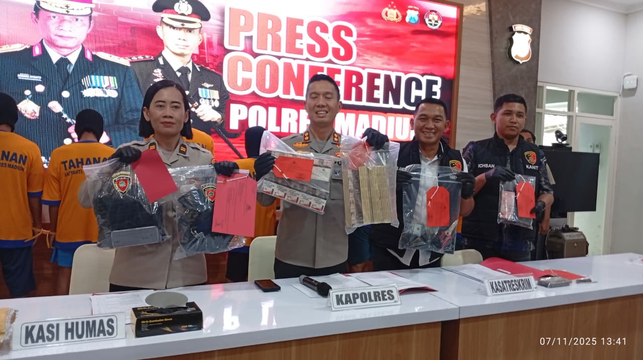 Polres Madiun menunjukkan barang bukti hasil kejahatan dua pelaku pencurian lintas daerah yang membobol minimarket di Desa Garon, Kecamatan Balerejo. DIAN RAHAYU/RADAR MADIUN