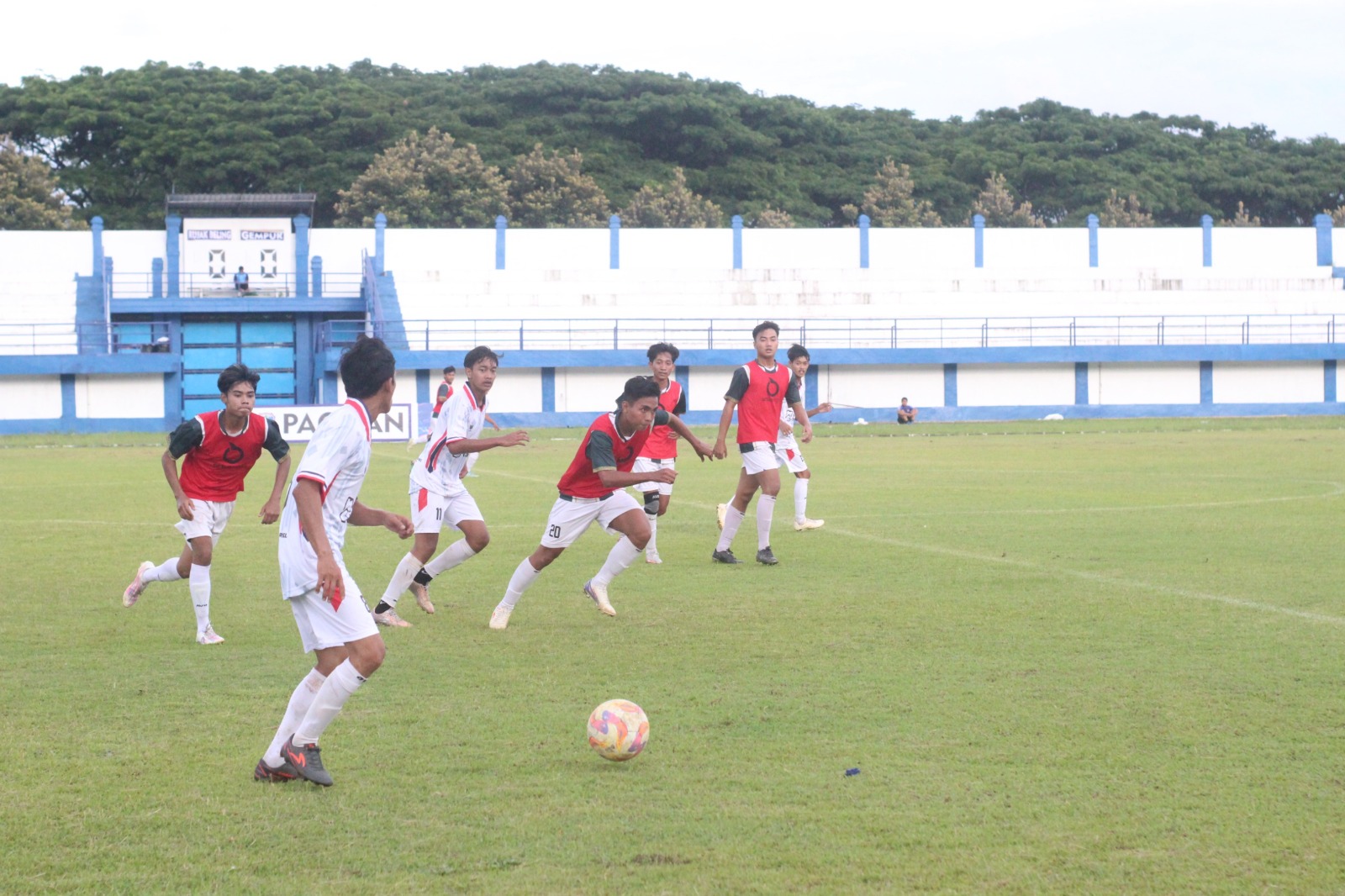 Piala Bupati Pacitan di Stadion Wijaya Krida menjadi ajang penjaringan pemain muda untuk memperkuat Perspa Pacitan menuju Liga 4 Jawa Timur. NUR CAHYONO/RADAR PACITAN