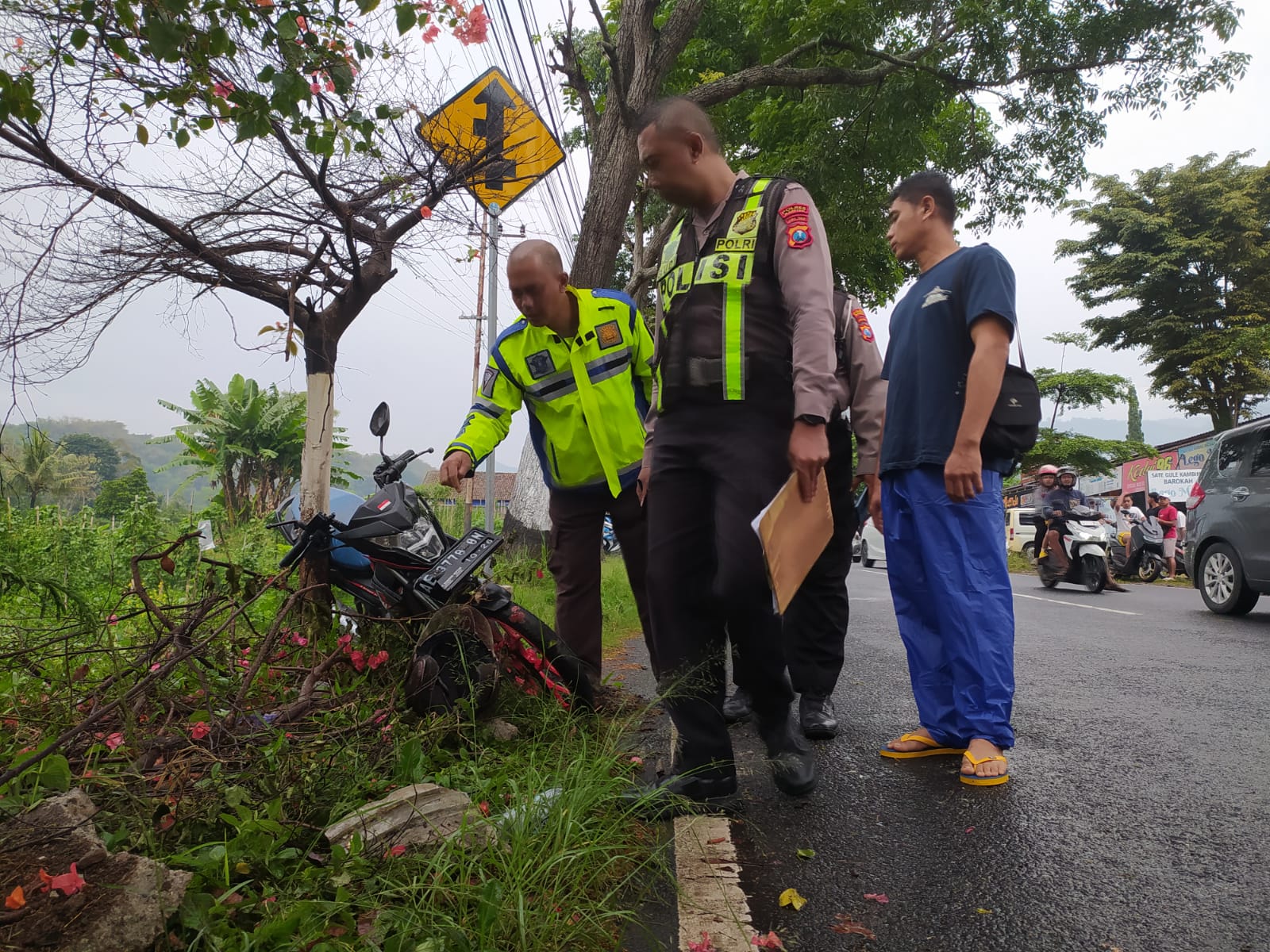 Petugas melakukan olah TKP kecelakaan di ruas Plaosan&ndash;Sidorejo, Minggu (9/11). AJI PUTRA/JAWA POS RADAR MAGETAN