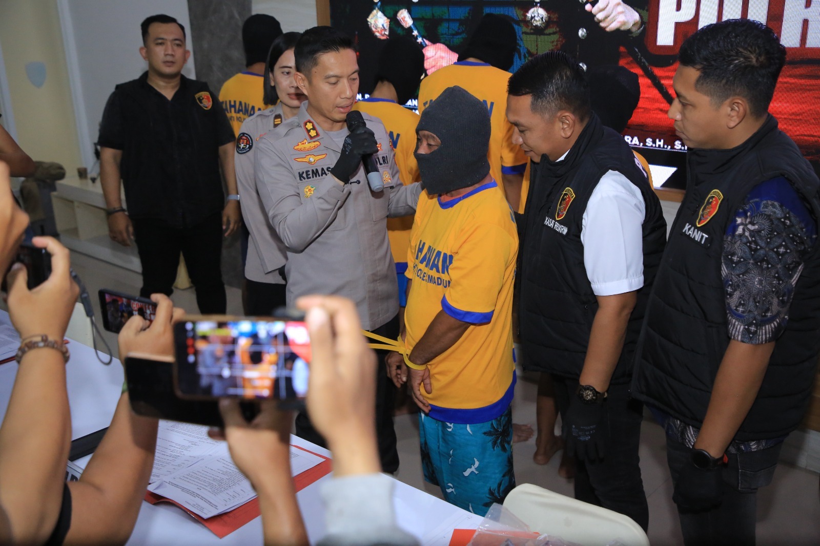 Rekaman CCTV menunjukkan aksi pencurian burung di Desa Jetis, Dagangan. Polisi akhirnya berhasil menangkap bapak dan anak pelaku spesialis pencurian lintas daerah. FOTO: ISTIMEWA