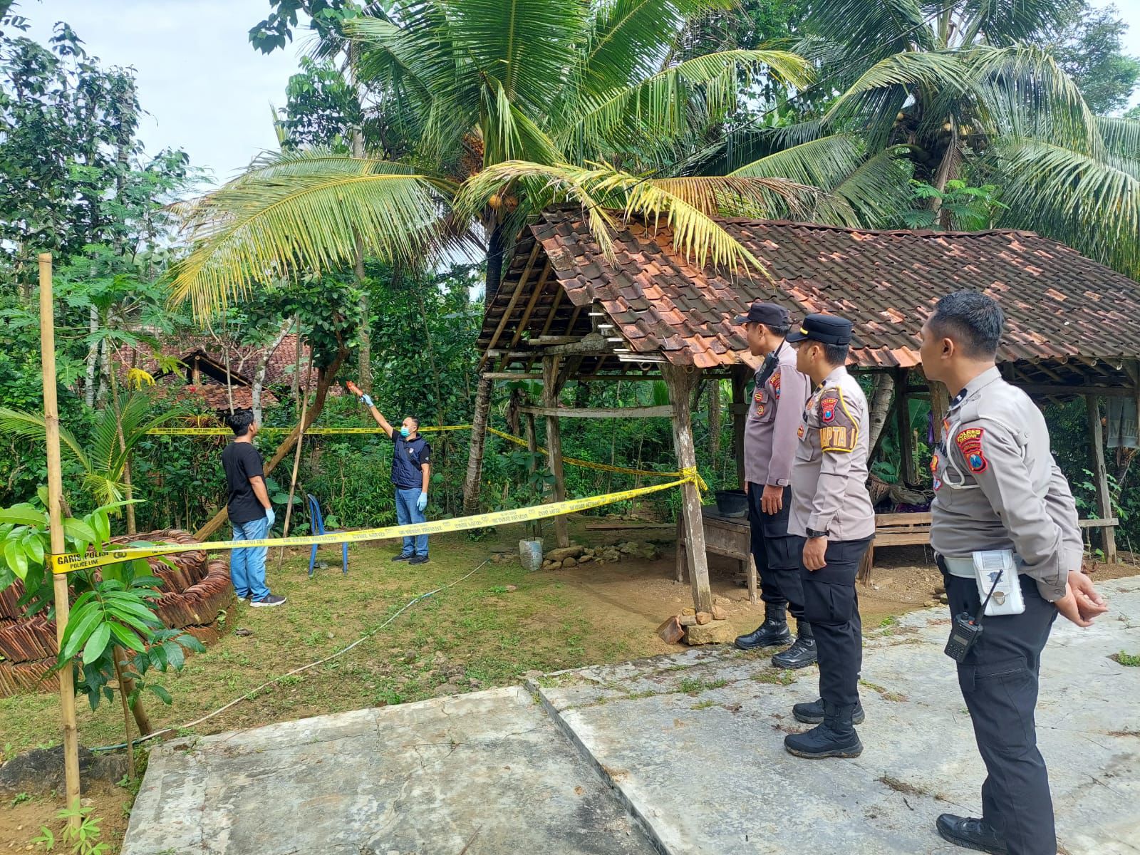 Petugas melakukan olah TKP di lokasi gantung diri di Desa Ketapung, Kebonagung. Korban diduga depresi akibat sakit menahun. FOTO: ISTIMEWA