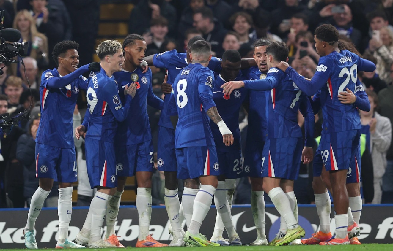 Para pemain Chelsea merayakan gol.