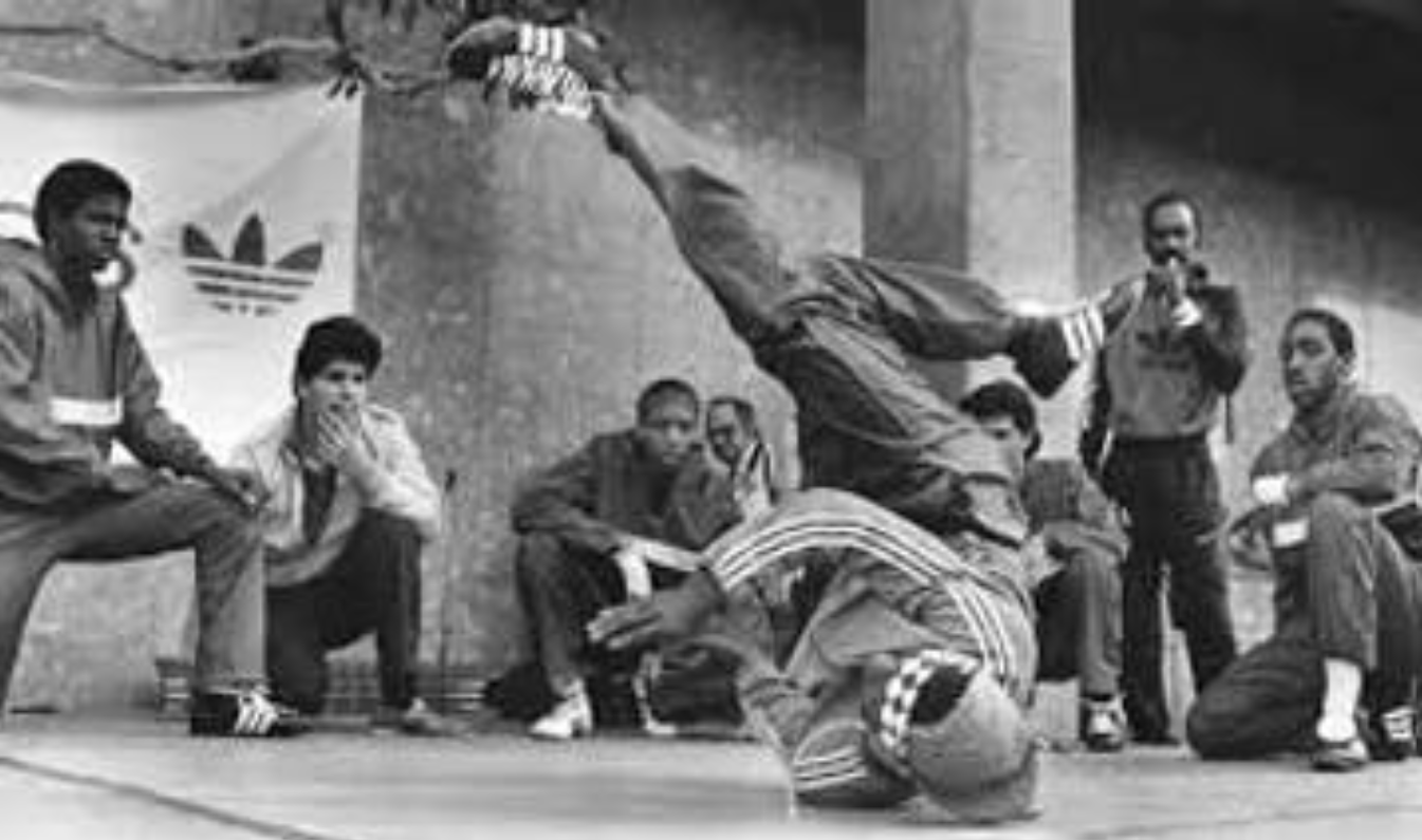 Dari jalanan Bronx ke panggung dunia, hip-hop dan breakdance jadi simbol kreativitas dan ekspresi anak muda.