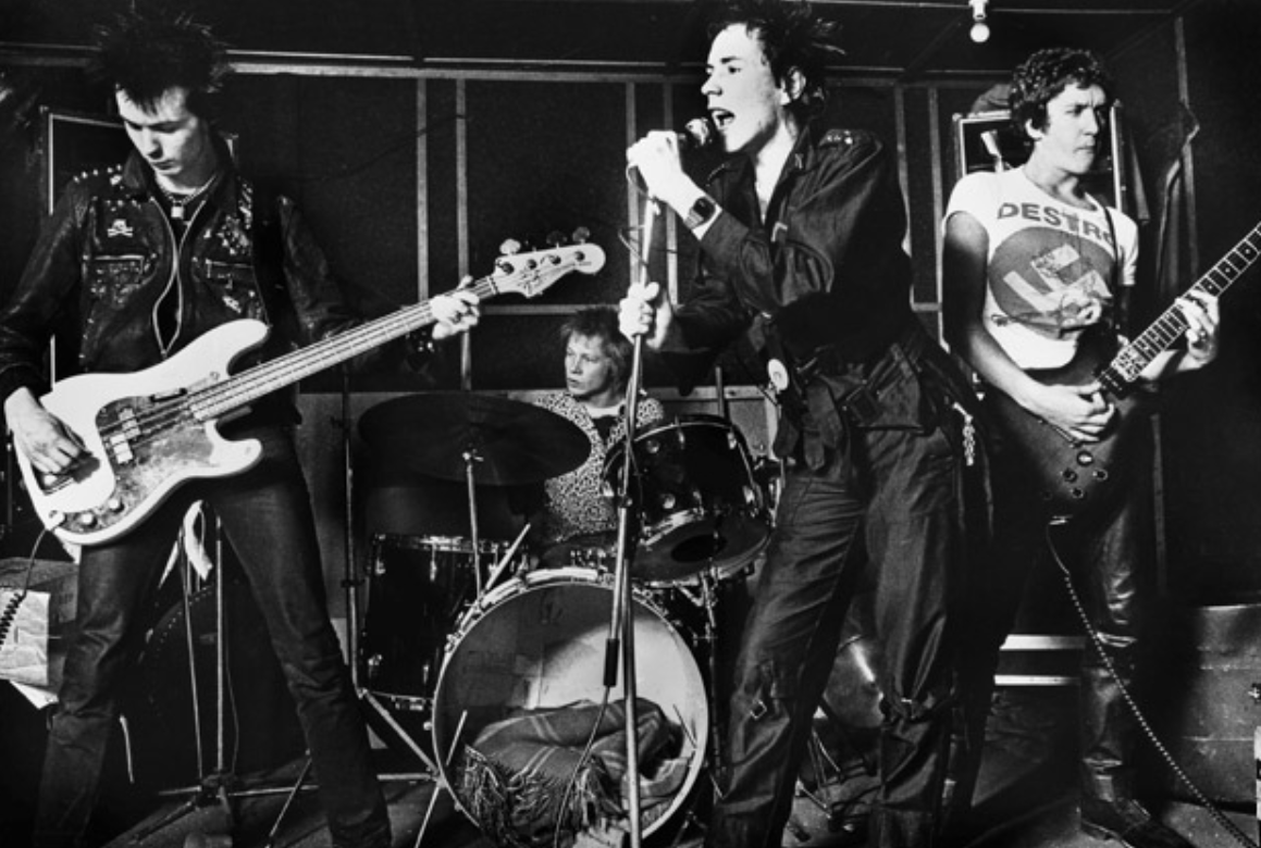 Di penghujung dekade, punk rock muncul sebagai bentuk pemberontakan terhadap industri musik komersial, dipelopori Sex Pistols.