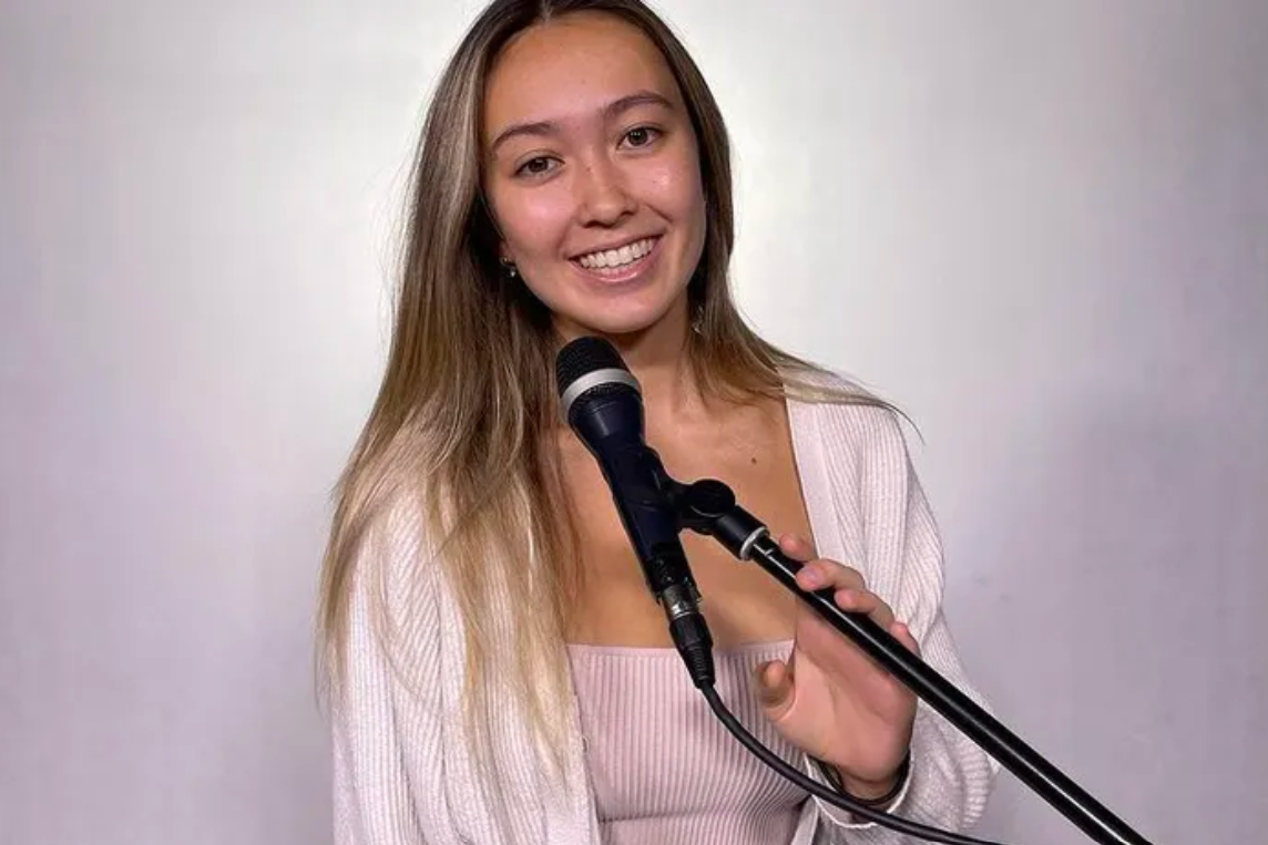 Penyanyi asal Filipina, Andreah.