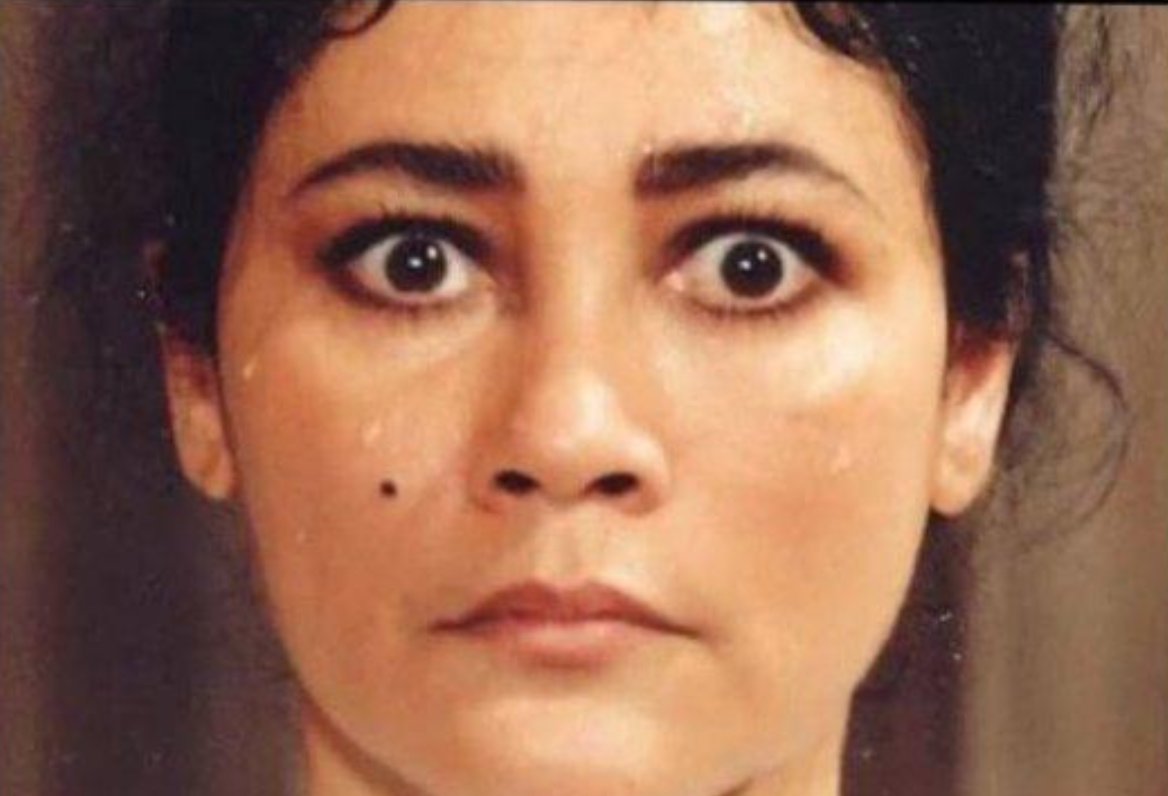 Suzzanna, dikenal sebagai Ratu Film Horor Indonesia, menjadi figur legendaris dengan penampilan khas  penuh kharisma.